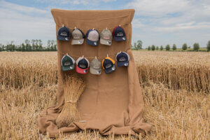 exposition casquettes filet champ de blé